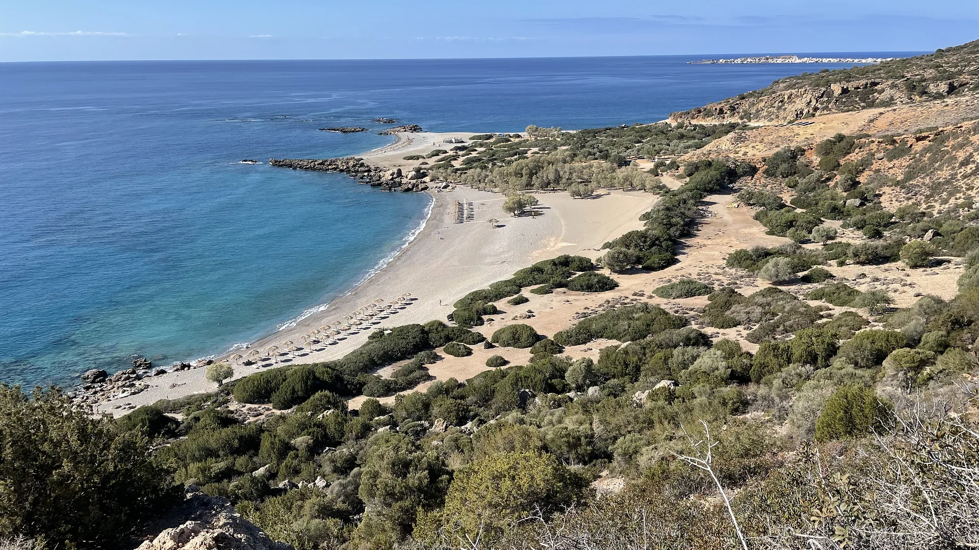Πανοραμική θέα των δίδυμων παραλιών στο Γιαλισκάρι, περιβαλλόμενων από άγρια μεσογειακή βλάστηση.
