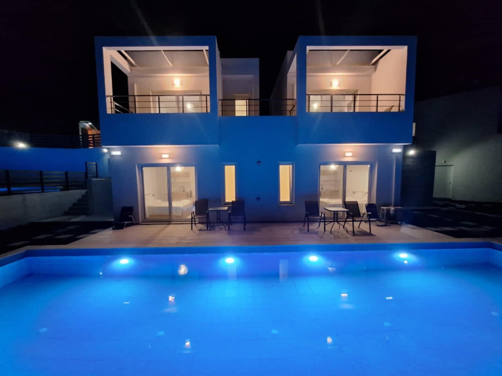 Night photo of the pool and the building